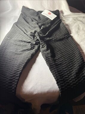 Echelon Women’s butt lift leggings - size medium.